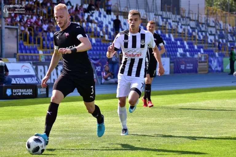 Transfery. Dwaj piłkarze Sandecji odejdą do klubu ekstraklasy. Milion na stole