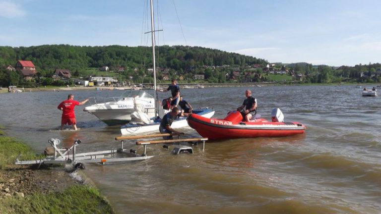 Na Jeziorze Rożnowskim przewróciła się łódka. Na pokładzie było czworo dzieci