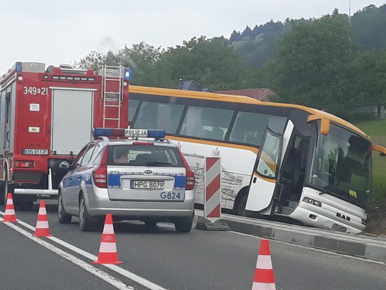 Z ostatniej chwili! W Grybowie autobus wpadł do rowu