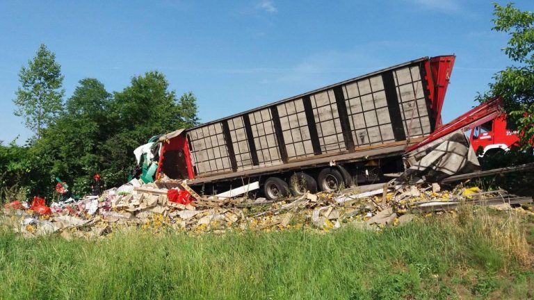 Nie żyje kierowca ciężarówki, która przewróciła się w Biczycach Dolnych