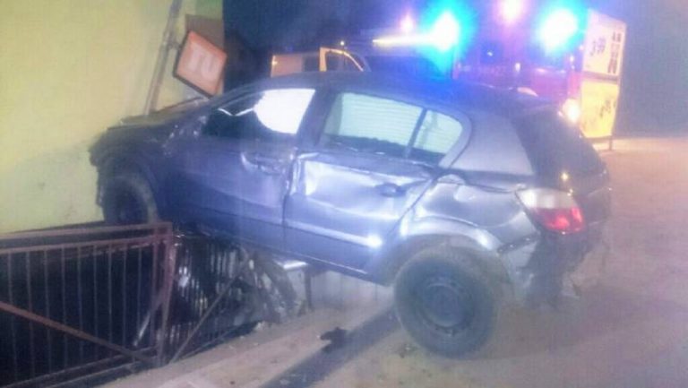 Nowy Sącz, ul. Lwowska: Opel wjechał w sklep spożywczy