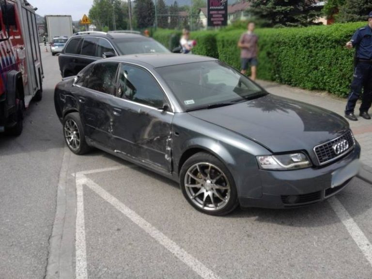 Tęgoborze: tir zepchnął Audi na Volvo