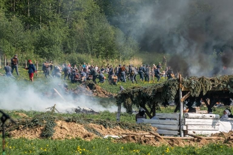 Wystrzały pod Gorlicami. 150 osób, samoloty i konnica na polu walki