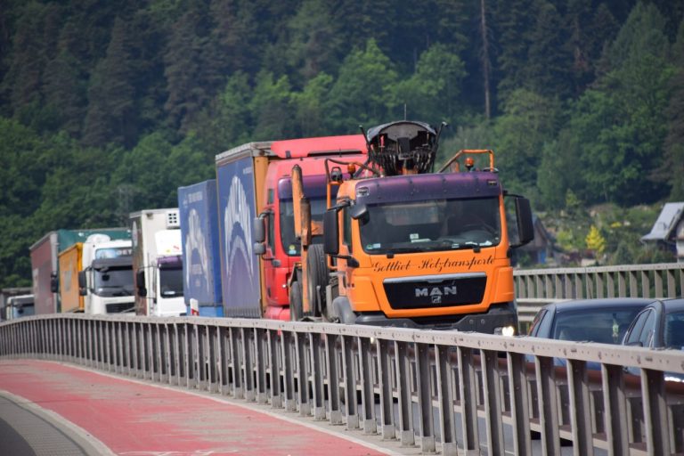 Awaria ciężarówki na Obwodnicy Północnej. Tworzy się gigantyczny korek