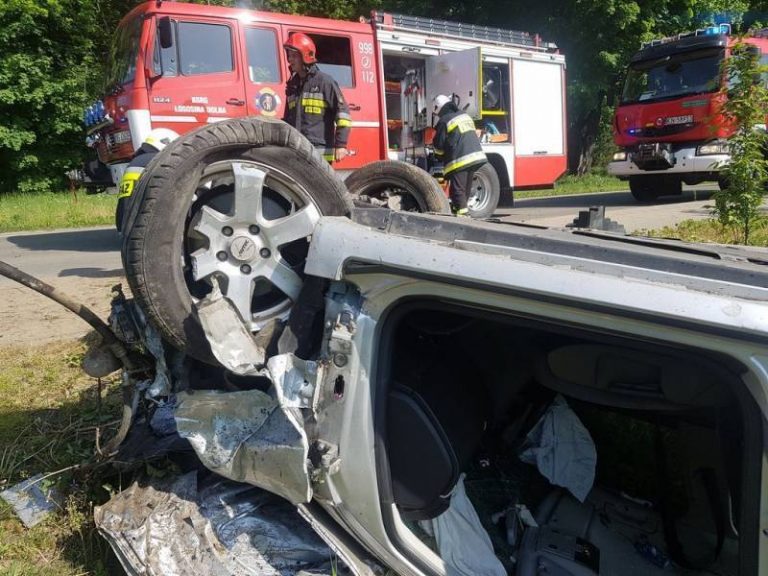 Łososina Dolna: dachował i uderzył w przystanek. W ciężkim stanie trafił do szpitala