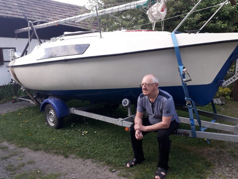 75-letni Andrzej Górszczyk wyrusza w samotną podróż po polskich rzekach. Przepłynie kraj ze wschodu na zachód