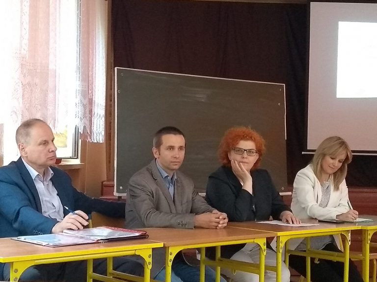 Fakro powiększy zakład. Mieszkańcy Tłoków boją się, że nowa hala zabierze im drogę do domów i pól