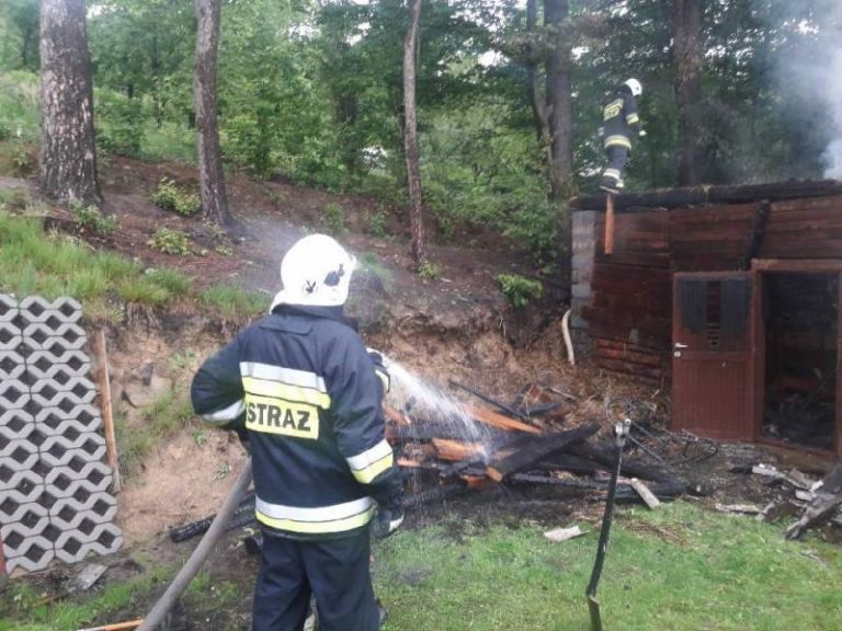 Gwałtowne wyładowania atmosferyczne na Sądecczyźnie. Od uderzenia pioruna spłonął budynek gospodarczy