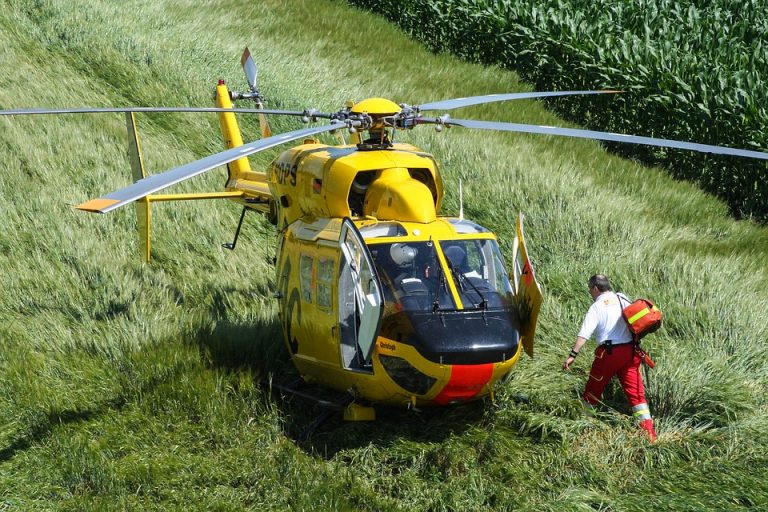 Skrzętla – Rojówka: dramatyczny wypadek na paralotni. Mężczyzna spadł na ziemię. Walczy o życie