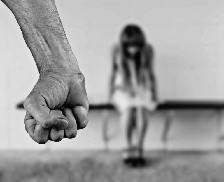 Przez kilka lat znęcał się psychicznie i fizycznie nad rodziną, groził śmiercią. Trafił za kraty