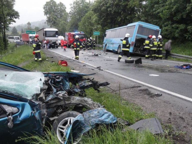 DK 75: zderzenie samochodu z autobusem. Siła uderzenia wyrwała silnik z osobówki