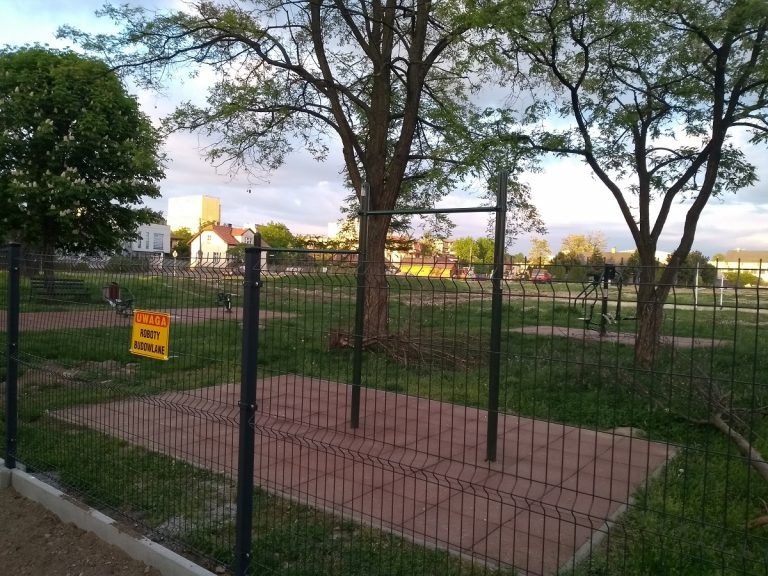 Na siłowni pod chmurką przy ulicy Nadbrzeżnej nie poćwiczysz. Została wciągnięta w plac budowy