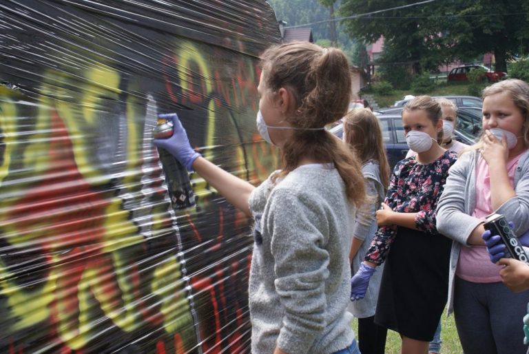 Mgr Mors z uczniami namaluje w Wierchomli mural. Pokażą na nim, co wyróżnia region
