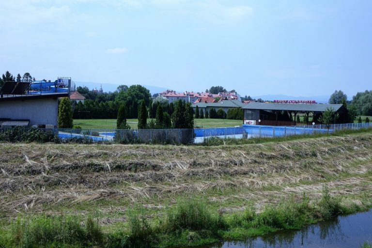 Sądeczanie spędzą wakacje, marząc o basenie