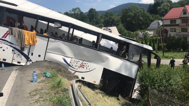 Dramatyczny wypadek autokaru z ciężarówką. Zakopianka do późna całkowicie zablokowana