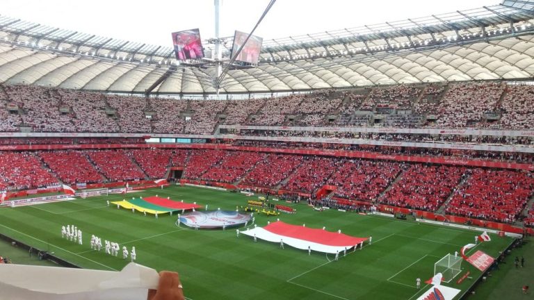 Murawa Stadionu Narodowego, po której biegali „Lewy” i „Kuba” trafi do… Szalowej!