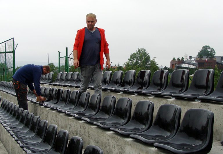 Na stadionie Sandecji rozpoczął się montaż krzesełek. Do wkręcenia 15 tysięcy śrub