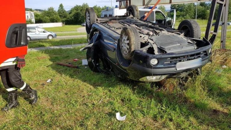 Nowy Sącz: auto wpadło na ścieżkę rowerową i wylądowało na dachu [ZDJĘCIA]