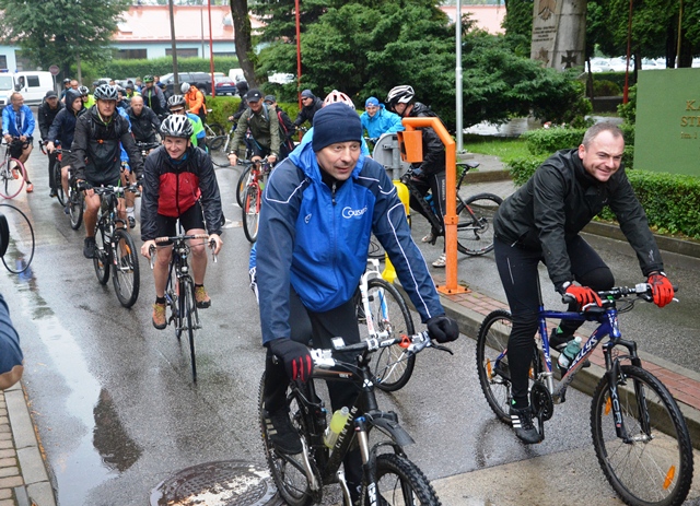 Sądeccy mundurowi przejechali na rowerach 80 km w deszczu, aby nieść pomoc