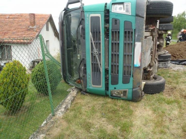 Nowy Sącz: ciężarówka skończyła podróż w pozycji leżącej