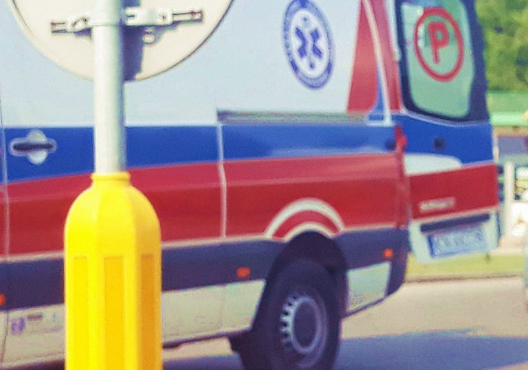 Samochód potrącił 13-letnią rowerzystkę. Dwie osoby w szpitalu