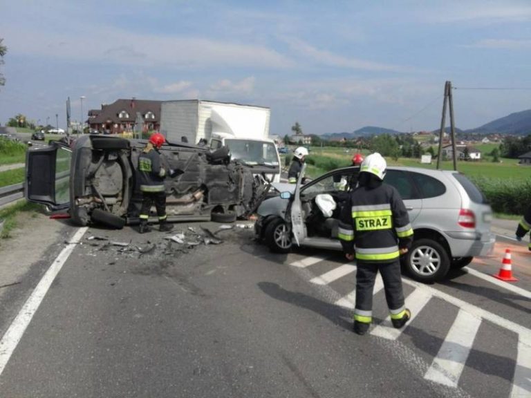 DK 28: zderzenie trzech samochodów. Dwie osoby w szpitalu