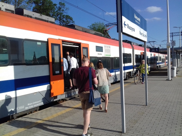 Kurs ,,szynobusu” wydłużony do Piwnicznej-Zdroju. 30 zł za miesięczny dla roweru