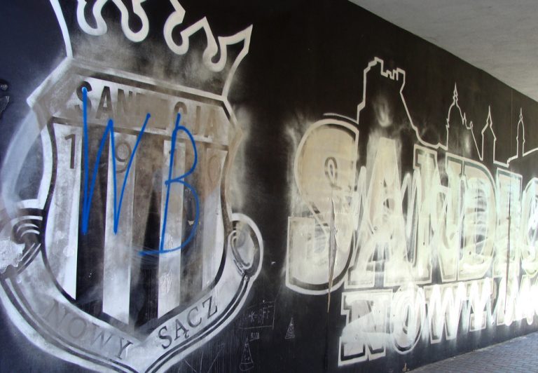 Wandale zniszczyli murale dedykowane Sandecji