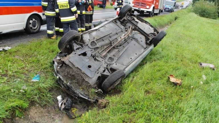 DK 28: stracił panowanie nad samochodem i dachował