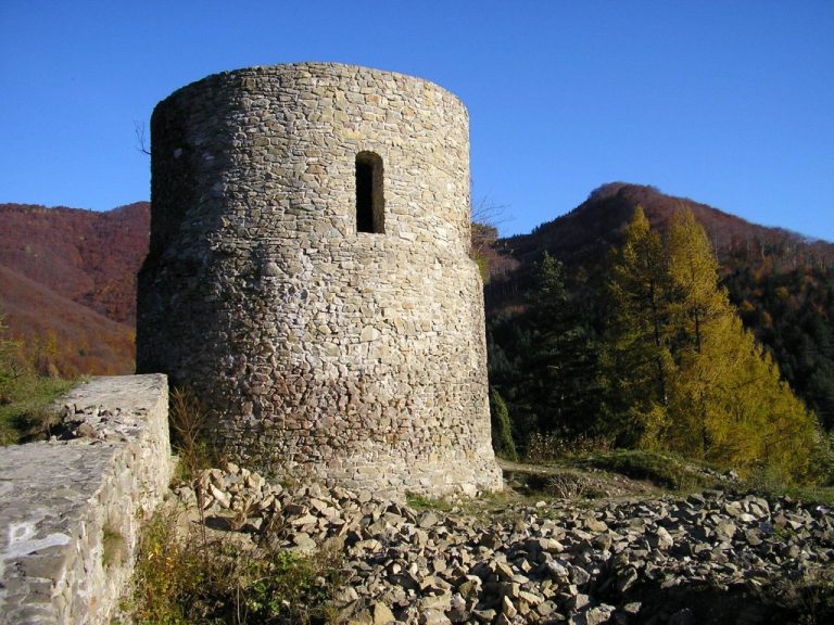 Spadli z muru ryterskiego zamku. Byli pijani