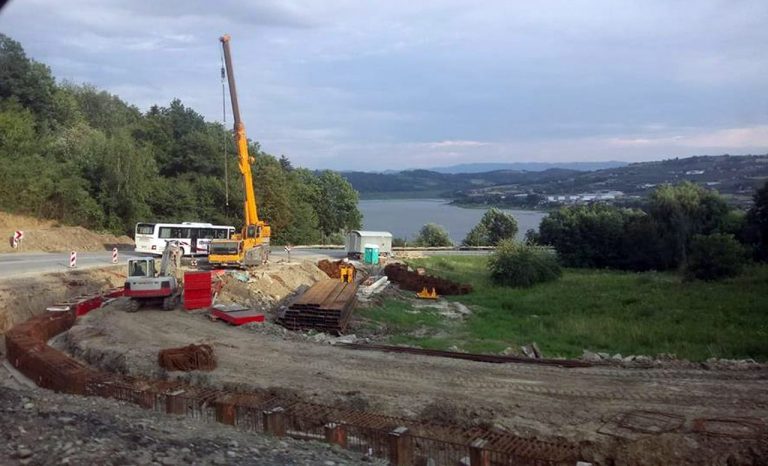 DK 75 JUST: prace potrwają dłużej niż zakładano. Trzeba umocnić zbocze „plastrami miodu”