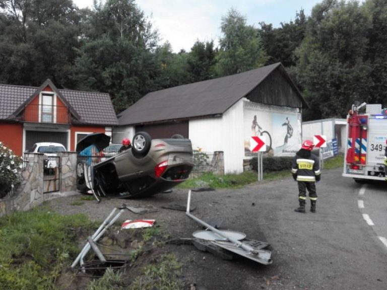 DK 75: wypadła z łuku drogi i dachowała na wjeździe do prywatnej posesji