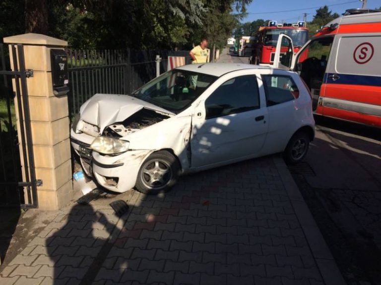 Wypadł z drogi i uderzył w betonowe ogrodzenie. Jedna osoba w szpitalu