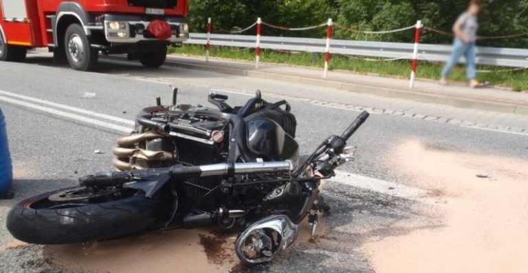 Motocyklista uderzył w Seata i wpadł pod samochód bojowy straży pożarnej