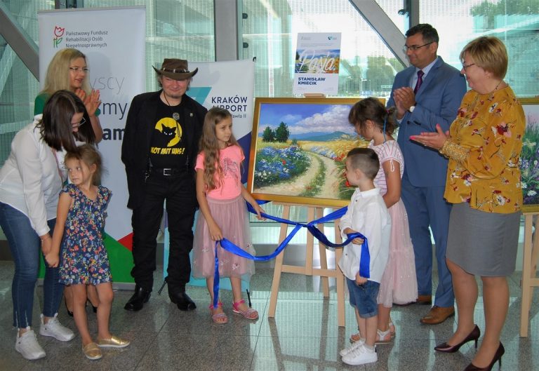 Staszkowi z Klęczan Bóg zamiast rąk dał talent. Dziś maluje dla ludzi nadzieję