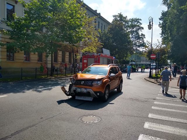 Wypadek na Długosza: cztery osoby, w tym niemowlę, w szpitalu