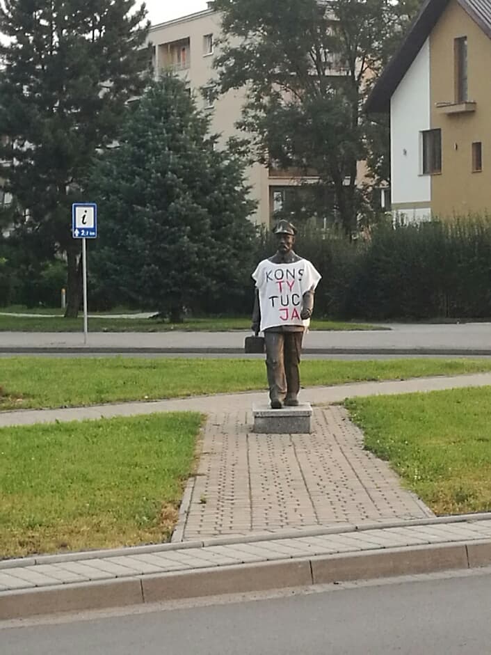 KOD-owcy założyli Małachowskiemu i kolejarzowi koszulkę z „Konstytucją”