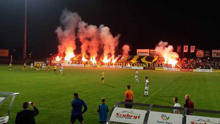 Kibice Sandecji świętowali. Odpalili race