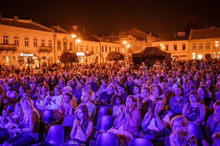 Dziś w nocy w Nowym Sączu…. CUD MNIEMANY i kino w ruinach!