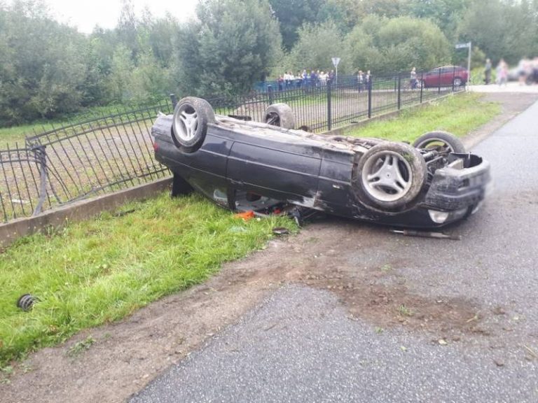 BMW dachowało i zatrzymało się na ogrodzeniu remizy. Kierowca oddalił się