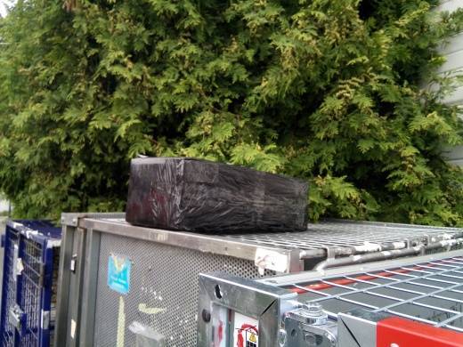 Tajemnicza przesyłka postawiła strażaków i policję na równe nogi. Z paczki wydobywał się gaz