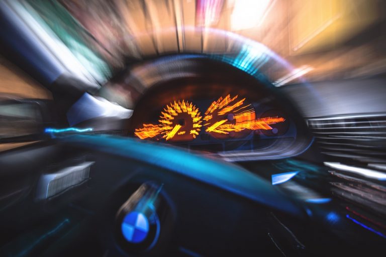 ,,Pożyczył” BMW, wjechał w ścianę budynku i uciekł. W domu miał marihuanę