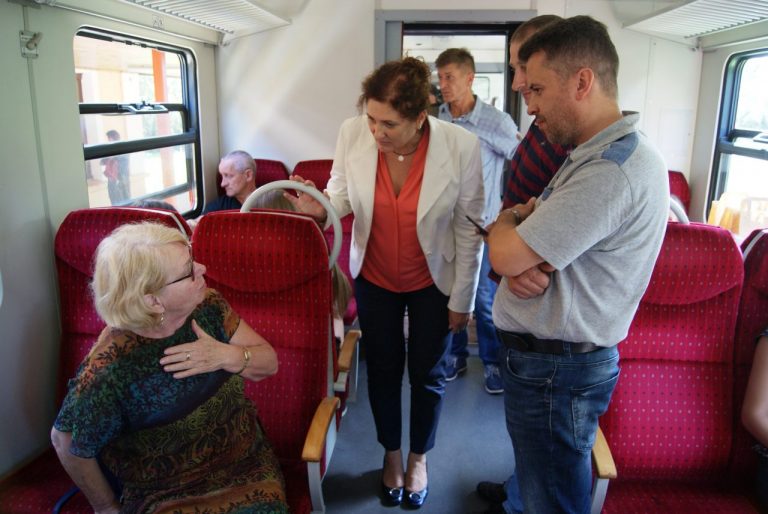 Iwona Mularczyk wjechała z kampanią na tory czyli… polityka w szynobusie