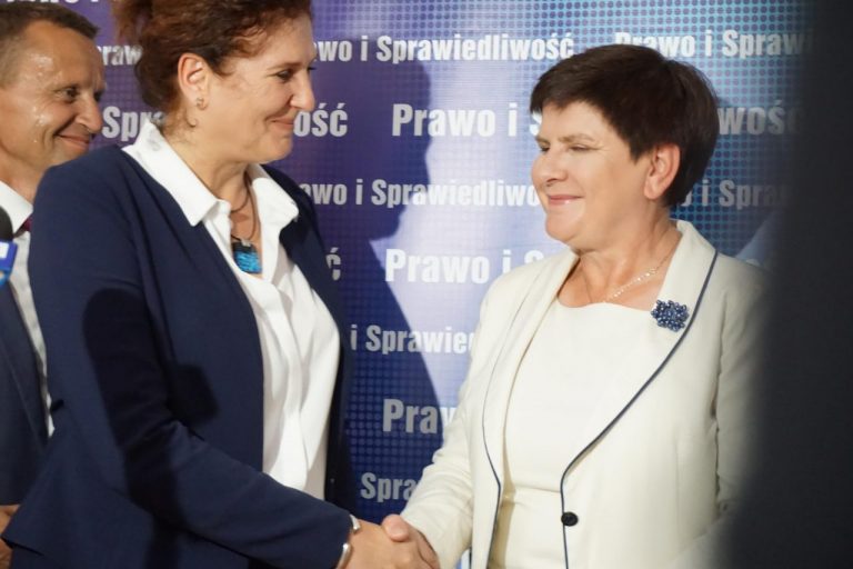 Iwona Mularczyk i Beata Szydło chcą budować stadion i naprawić otwarty basen