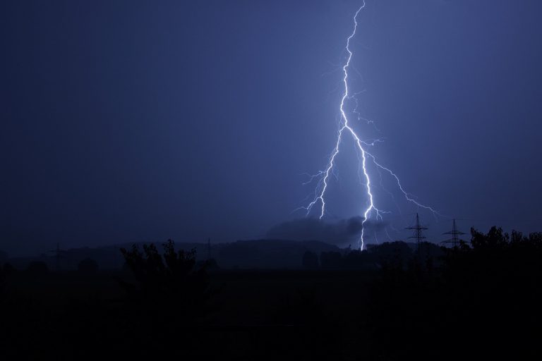 Uwaga! Dzisiaj burze z gradem i bardzo silny wiatr