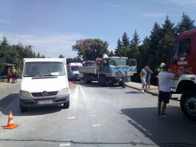Świniarsko: kraksa przed przejściem dla pieszych