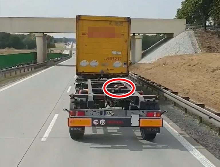 [FILM] Kompletnie pijana jechała na naczepie ciężarówki. Było widać jedynie jej rękę