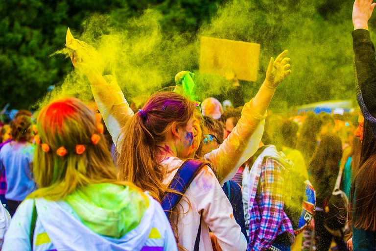 Rzuć w ludzi i w siebie proszkiem holi! W sobotę trzeba być kolorowym!