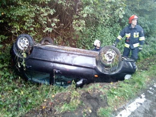 Osobówka wylądowała na dachu w przydrożnym rowie