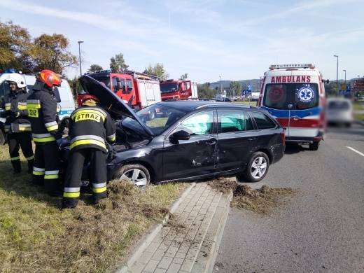 Nowy Sącz: jedna osoba w szpitalu po zderzeniu osobówki z samochodem ciężarowym